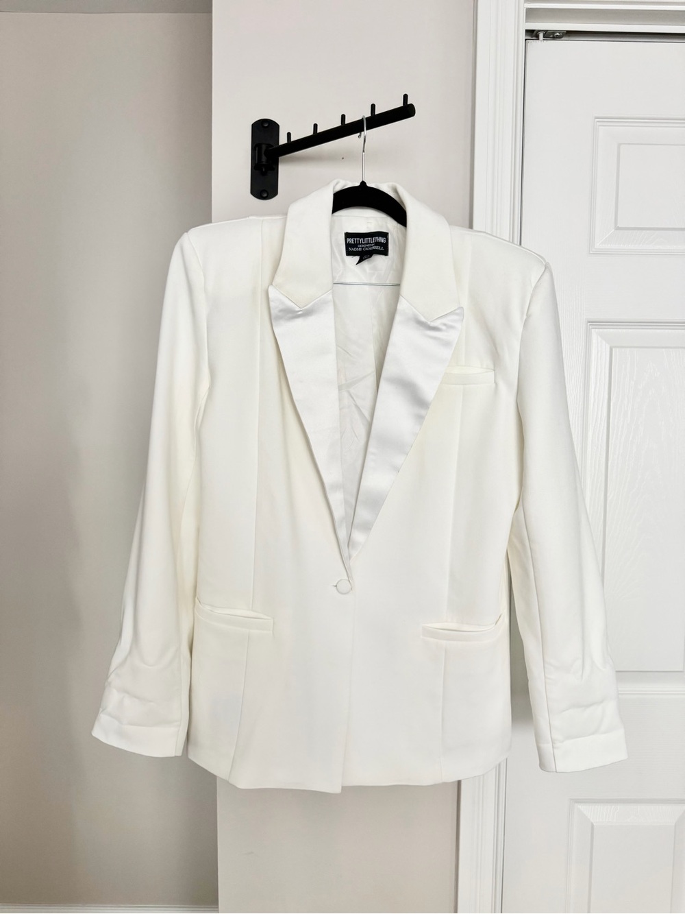 PrettyLittleThing White Satin Lapel Blazer